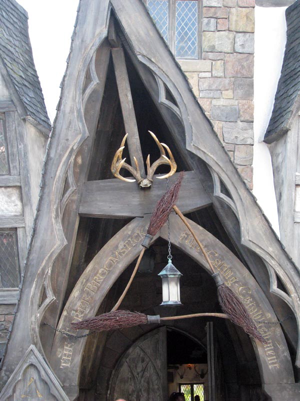 2010_06_Potter_3Broomsticks1