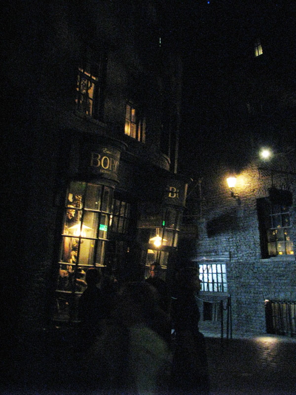 UO_DiagonAlley_KnockturnAlley03