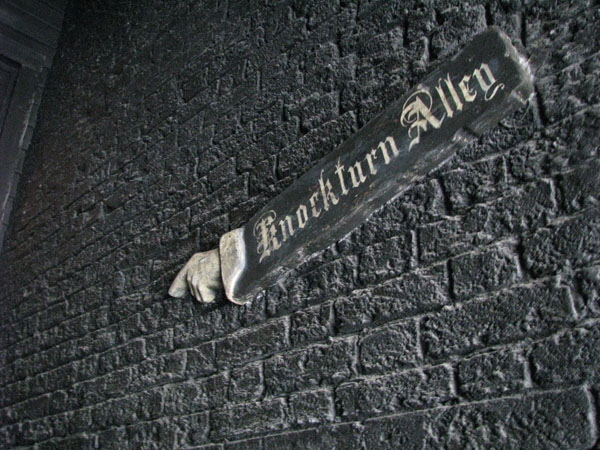 UO_DiagonAlley_KnockturnAlley10